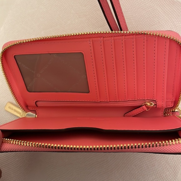 New Michael Korks wallet. - Picture 4 of 4